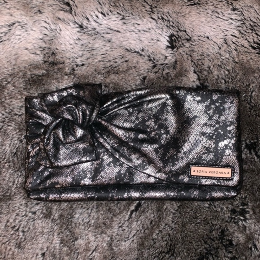 Knot Clutch